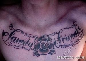 Фото тату на груди с надписью 'Family & Friends' и изображением розы. Черно-серая татуировка.
