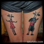 Фото тату на бедрах с изображением двух забавных коз: одна в платье играет на гитаре, другая просто стоит. Цветная татуировка.