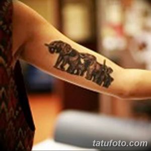Черно-белая татуировка на руке с изображением силуэтов трех детей, держащихся за руки. Простой и трогательный дизайн.