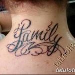 Черно-белая татуировка на шее с надписью 'Family', выполненной в каллиграфическом стиле с декоративными элементами. Смелое и выразительное расположение.