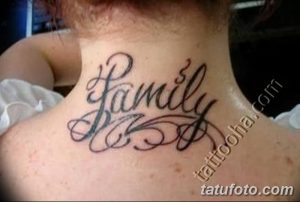 Черно-белая татуировка на шее с надписью 'Family', выполненной в каллиграфическом стиле с декоративными элементами. Смелое и выразительное расположение.