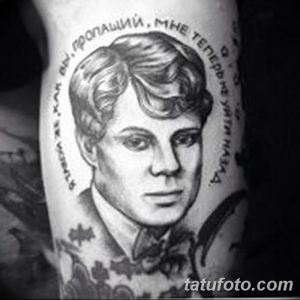 Фото тату с портретом поэта и цитатой, выполненным в черно-серых тонах на руке. Детализированный рисунок с использованием штриховки и теней.