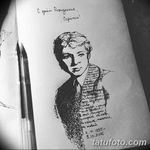 Фото эскиза татуировки с портретом поэта, выполненного в черно-белом стиле. Рисунок на бумаге с использованием штриховки и линий.