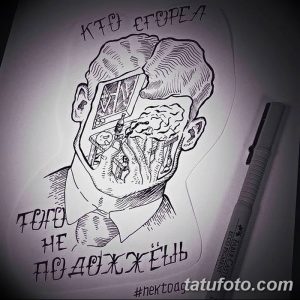 Фото тату с абстрактным портретом мужчины, выполненным в черно-белом стиле. Рисунок с сюрреалистическими элементами и надписями.