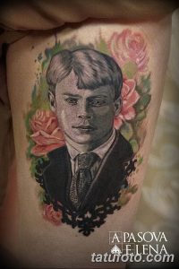 Фото тату с портретом молодого человека, окруженного розами. Рисунок выполнен в мягких тонах с использованием акварельной техники.