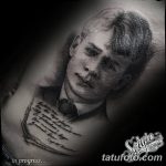 Фото тату на груди с изображением портрета молодого человека, выполненного в технике дотворк. Татуировка находится в процессе завершения, видны контуры и начальная штриховка.