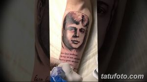 Фотография яркой татуировки на руке с изображением портрета Сергея Есенина и цитаты. Рисунок выполнен в реалистичном стиле с использованием ярких цветов.