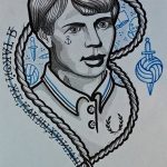 Фото тату: эскиз татуировки с изображением Сергея Есенина в морском стиле, окруженного канатами, якорями и кинжалами.