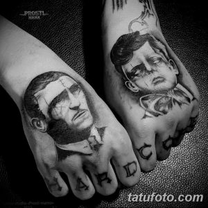 Фото тату на костяшках пальцев: реалистичные портреты мужчин с повязками и надписью 'HARD'. Черно-белая татуировка в стиле реализм.