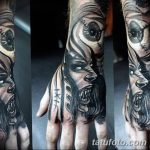 Фото тату на руке с изображением жуткого лица, выполненного в стиле dark art с использованием черных линий и теней.