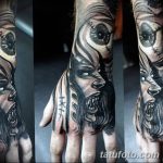 Фото тату на руке с изображением жуткого лица, выполненного в стиле dark art с использованием черных линий и теней.