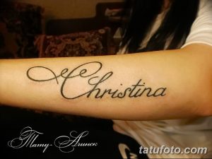 Фото тату с именем 'Christina', выполненным изящным шрифтом на предплечье. Минималистичный дизайн и тонкие линии.