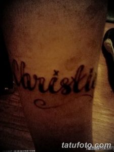 Фото тату с именем 'Varisli', выполненным черными чернилами в каллиграфическом стиле. Минималистичный дизайн на руке.