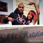 Фото татуировки с надписью "Bobbi Kristina", выполненной каллиграфическим шрифтом, на предплечье руки мужчины. На фото также изображена девушка.