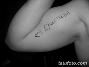 Фото татуировки с надписью "КЗ Кристина" на руке. Простой, минималистичный рисунок татуировки, выполненный черными чернилами.
