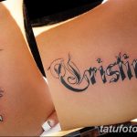 Фото двух одинаковых татуировок с именем "Cristina", выполненных готическим шрифтом, на бедрах двух девушек. Черно-белый рисунок татуировки.