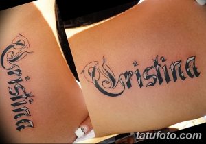Фото двух одинаковых татуировок с именем "Cristina", выполненных готическим шрифтом, на бедрах двух девушек. Черно-белый рисунок татуировки.