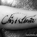Фото тату надписи 'Christina' на предплечье. Черно-белый рисунок татуировки, выполненный в каллиграфическом стиле, выглядит элегантно и изысканно.