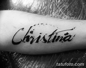 Фото тату надписи 'Christina' на предплечье. Черно-белый рисунок татуировки, выполненный в каллиграфическом стиле, выглядит элегантно и изысканно.