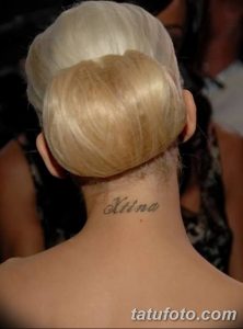 Фото тату надписи 'Xtina' на затылке. Маленькая, аккуратная татуировка, выполненная черными чернилами, символизирует личное имя или прозвище.
