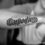 Фото тату 'Carpe Diem' на руке, выполненная в готическом стиле с использованием острых углов и темных теней. Элегантный и мрачный дизайн.