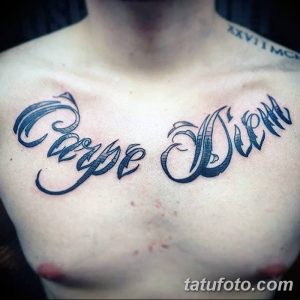 Фото тату 'Carpe Diem' на груди, выполненная в ярких синих и красных тонах с красивыми завитушками. Эффектный и запоминающийся дизайн.