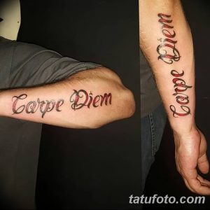 Фото тату: две татуировки 'Carpe Diem' на руках, выполненные в разных стилях и цветах. Одна - классическая, другая - более современная.