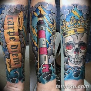 Фото яркой татуировки на руке, включающей надпись 'Carpe Diem', маяк, череп в короне и морскую тематику. Детализированный рисунок татуировки.