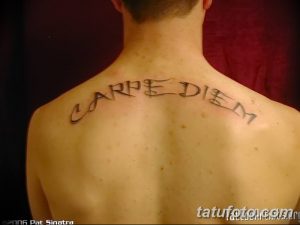 Фото татуировки надписи 'Carpe Diem', выполненной на спине. Простая и лаконичная татуировка.