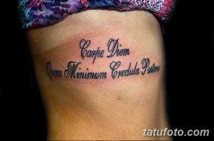 Фото тату надписи 'Carpe Diem' с маленьким сердечком над словом 'Diem', выполненной на запястье. Минималистичная татуировка.