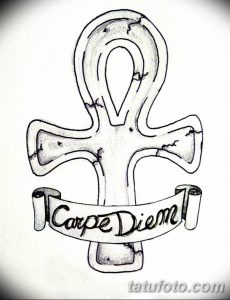Черно-белый рисунок татуировки, сочетающий в себе древнеегипетский символ Анх и надпись 'Carpe Diem' на ленте. Эскиз татуировки.
