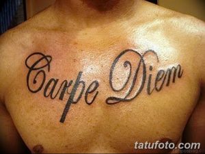 Фото татуировки 'Carpe Diem' на груди. Черно-серая надпись, выполненная классическим шрифтом.