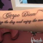 Фото татуировки 'Carpe Diem' на предплечье. Простая, черно-серая надпись с дополнительной фразой на английском.