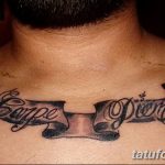 Фото татуировки 'Carpe Diem' на шее. Черно-серая татуировка с изображением ленты, крестов и надписью.