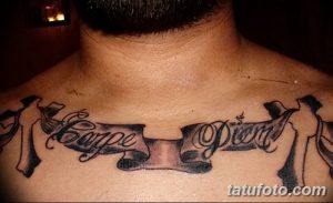 Фото татуировки 'Carpe Diem' на шее. Черно-серая татуировка с изображением ленты, крестов и надписью.
