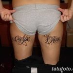 Фото тату надписи 'Carpe Diem', разделенной на две части и нанесенной на бедра. Черно-коричневый рисунок, женственный дизайн. Подходит для пар или близких друзей.