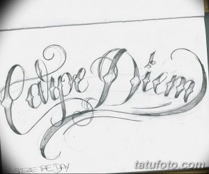 Черно-белый эскиз татуировки надписи 'Carpe Diem' с красивыми завитушками и декоративными элементами. Подпись 'Seize the Day'.