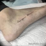 Фото тату с надписью 'Carpe Diem', выполненной тонкой линией на лодыжке, выглядит изящно и ненавязчиво.