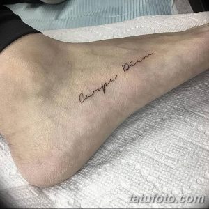 Фото тату с надписью 'Carpe Diem', выполненной тонкой линией на лодыжке, выглядит изящно и ненавязчиво.