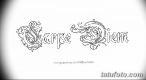Черно-белое фото тату с надписью 'Carpe Diem' в витиеватом готическом шрифте, выполненном с высокой детализацией и декоративными элементами.