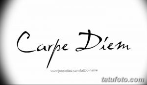 Фото тату надписи 'Carpe Diem' выполненной рукописным шрифтом. Черно-белый рисунок татуировки, подчеркивающий индивидуальность и свободу.