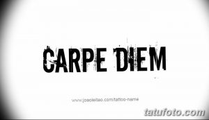 Фото тату надписи 'Carpe Diem' выполненной брутальным шрифтом. Черно-белый рисунок татуировки, подчеркивающий силу и решительность.