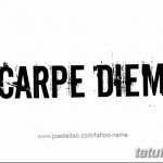 Фото тату надписи 'Carpe Diem' выполненной брутальным шрифтом. Черно-белый рисунок татуировки, подчеркивающий силу и решительность.
