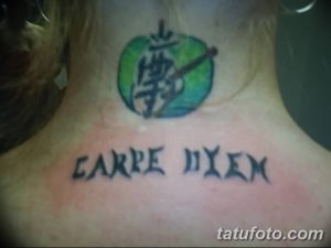 Фото тату 'Carpe Diem' на шее с японским иероглифом и акварельным фоном. Уникальный рисунок татуировки, сочетающий разные стили и символы.