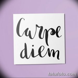 Фото эскиза татуировки надписи 'Carpe Diem', выполненного в стиле леттеринга. Простой и стильный рисунок тату для тех, кто любит минимализм.