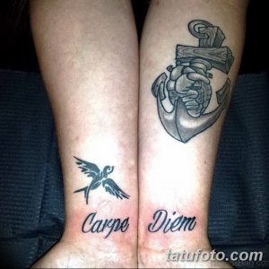 Фото парной татуировки на предплечьях: на одном запястье 'Carpe Diem' с ласточкой, на другом - якорь в сердце. Оригинальный рисунок татуировки для влюбленных.