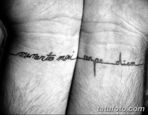 Две татуировки на запястьях с надписями 'Memento Mori' и 'Carpe Diem', выполненные тонким шрифтом. Символизируют баланс между жизнью и смертью.