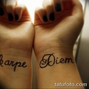 Фото парной татуировки с надписью 'Carpe Diem', разделенной между двумя запястьями. Романтичный эскиз тату для влюбленных.