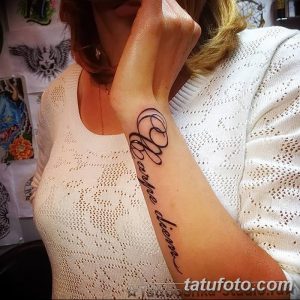 Фото тату с надписью 'Carpe Diem' на запястье, выполненной элегантным шрифтом. Идеальный эскиз тату для тех, кто ценит лаконичность и смысл.