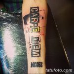 Фото татуировки 'Carpe Diem' в стиле граффити на предплечье. Яркие цвета, брызги краски, динамичный дизайн, современный стиль.